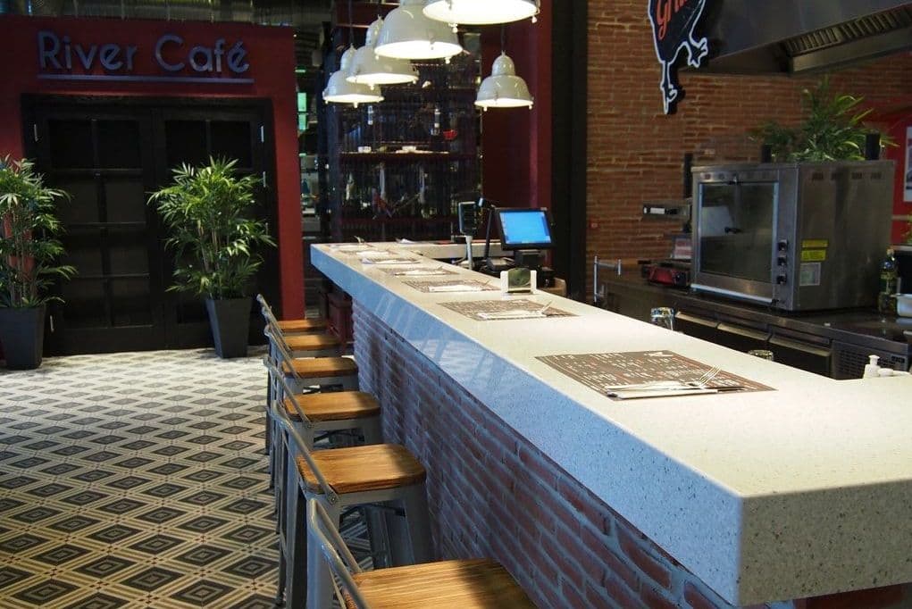 Барная стойка в кафе из искусственного камня