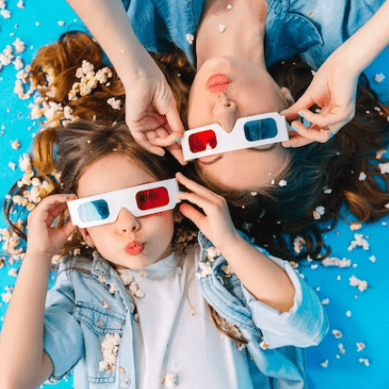 <a href="https://www.freepik.com/free-photo/view-from-funny-mother-daughter-laying-floor-having-fun-camera-popcorn-isolated-blue-background-fashionable-family-jeans-clothes-wearing-3d-glasses-expressing-happiness_10272215.htm#query=%D0%BA%D0%B8%D0%BD%D0%BE%D1%82%D1%83%D1%80%D0%B8%D0%B7%D0%BC%20%D0%B4%D0%B5%D1%82%D0%B8&position=0&from_view=search&track=ais">Image by lookstudio</a> on Freepik