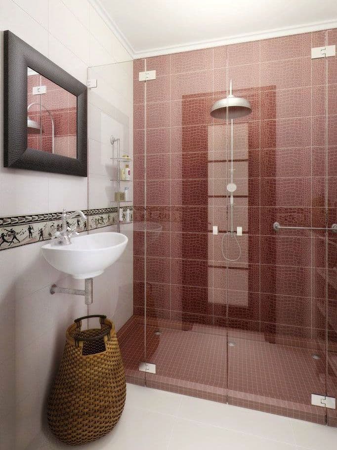 Современный интерьер ванной комнаты с белой и бордовой плиткой, плетеной корзиной и душем