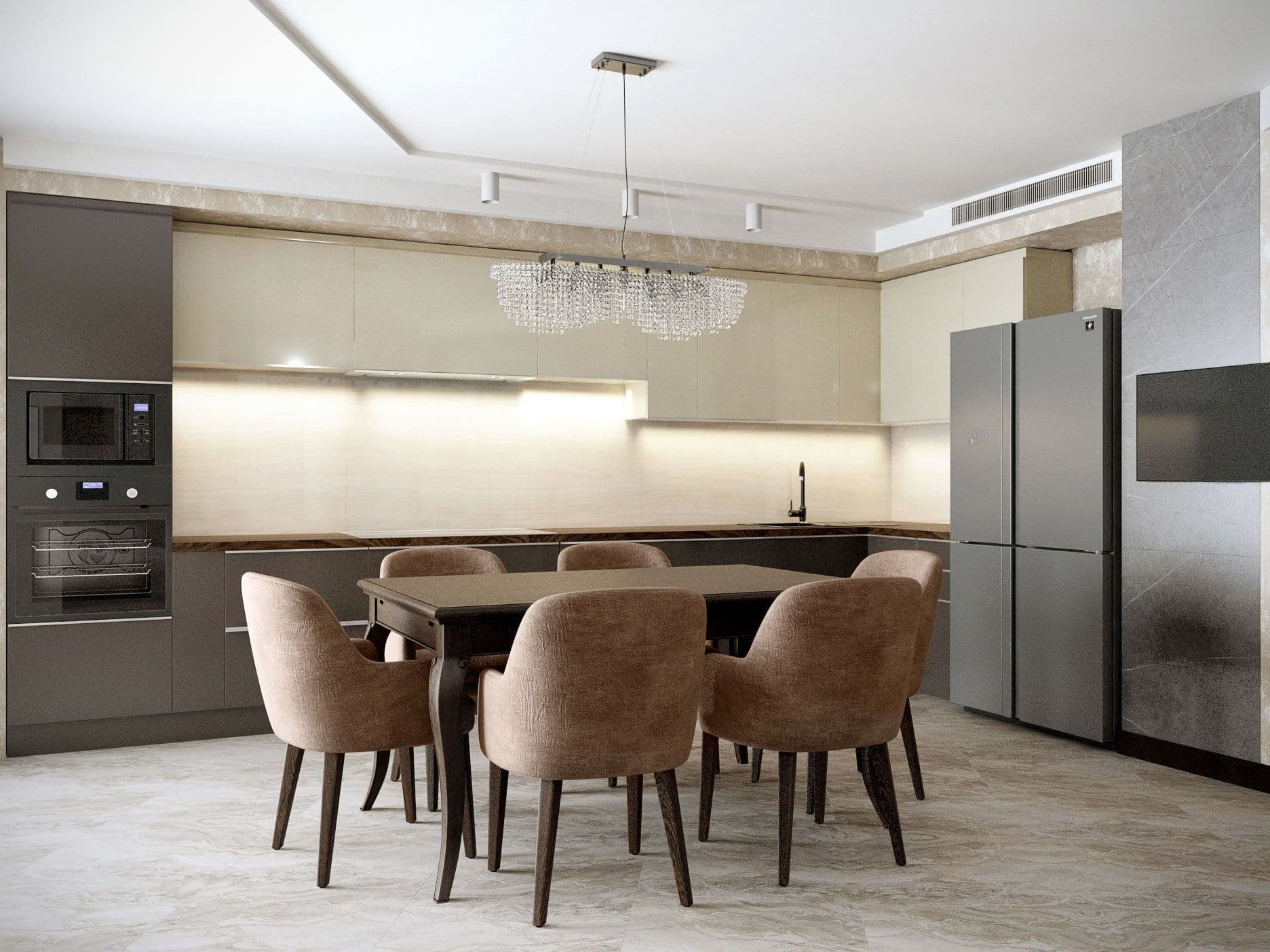 Дизайн кухни гостиной с большим обеденным столом, бежевой коричневой кухней, в теплых тонах, с хрустальной люстрой, в современном стиле контемпорари, вид 1
