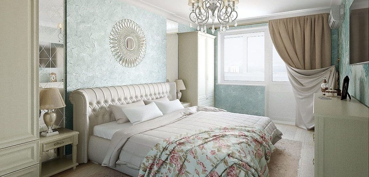 Дизайн спальни в классическом стиле, светлых тонах, с голубыми акцентами, хрустальной люстрой, зеркальным панно, декоративной штукатуркой, белой кроватью