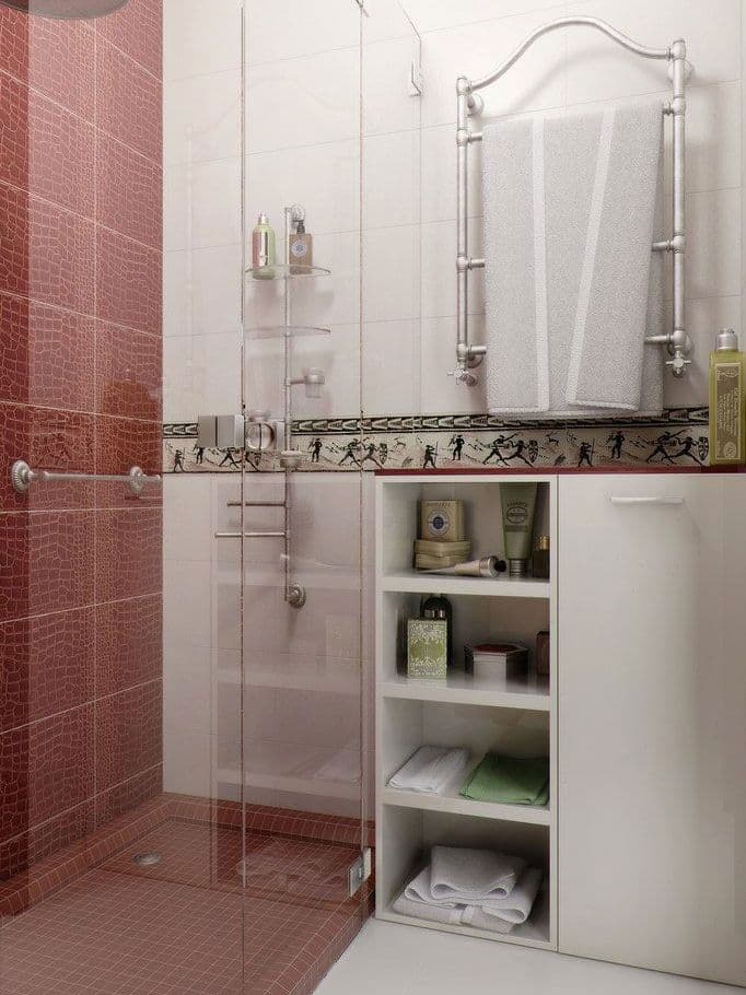 Современный интерьер ванной комнаты с белой и бордовой плиткой, душем и местами для хранения