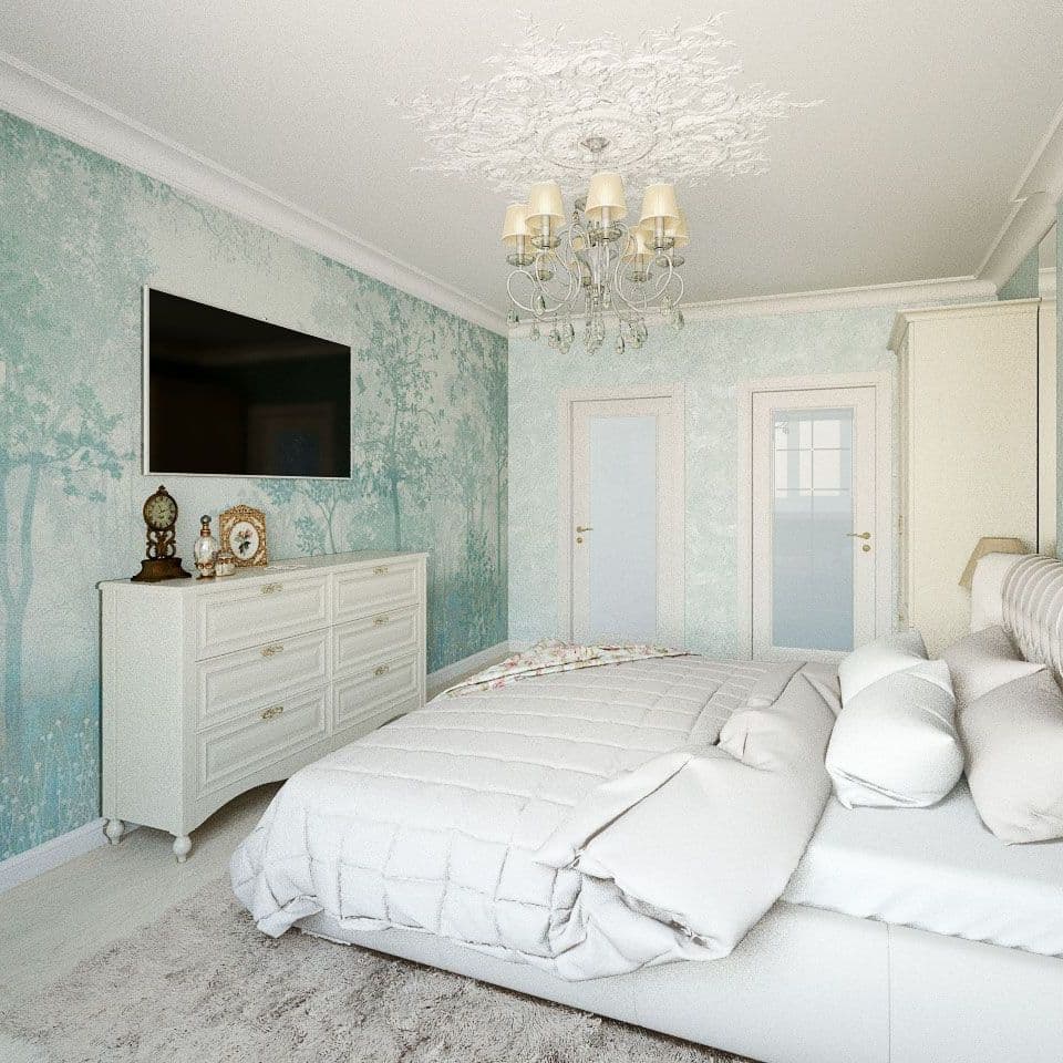 Дизайн спальни в классическом стиле, светлых тонах, с голубыми акцентами, хрустальной люстрой, фотообоями Affresco, декоративной штукатуркой, белой кроватью, комодом