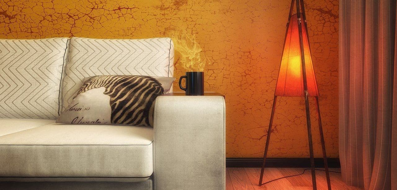 Современный интерьер гостиной с белым диваном, яркими стенами и декоративной штукатуркой, с торшером и анималистичным принтом