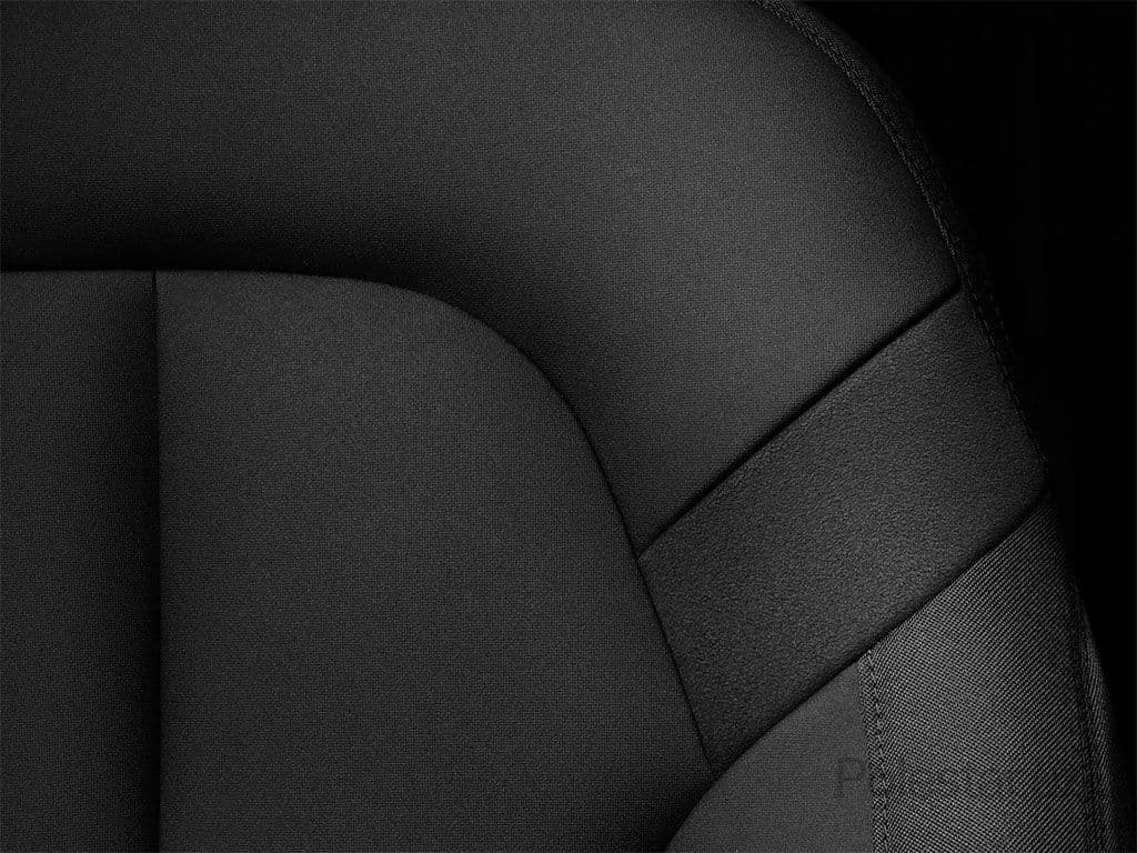 Визуализация адаптивного круиз-контроля. Белый Polestar 2 едет по дороге. 