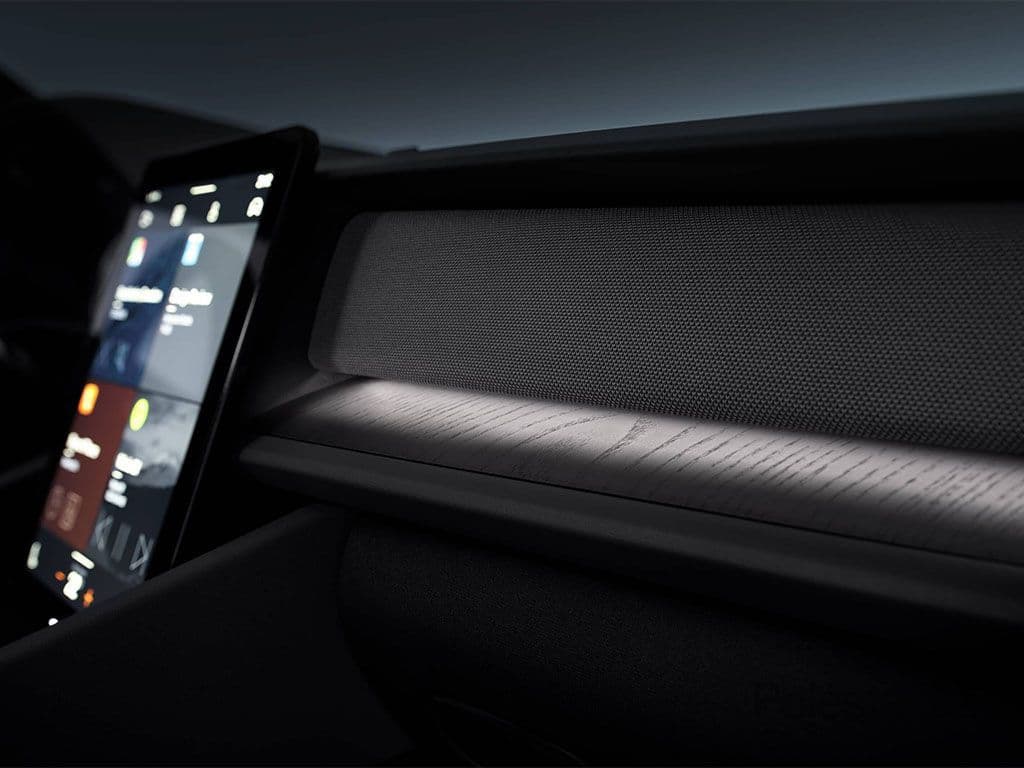 Визуализация системы Pilot assist. Белый автомобиль, движущийся по дороге, который замечает, что нужно перестроиться на полосу движения