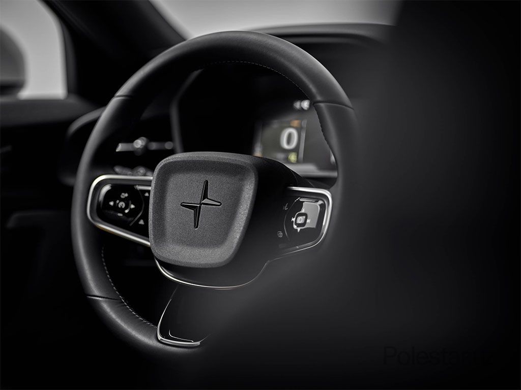 Визуализация системы Cross Traffic Alert. Белый автомобиль выезжает задним ходом с места парковки, в то время как сзади проезжает другой автомобиль.
